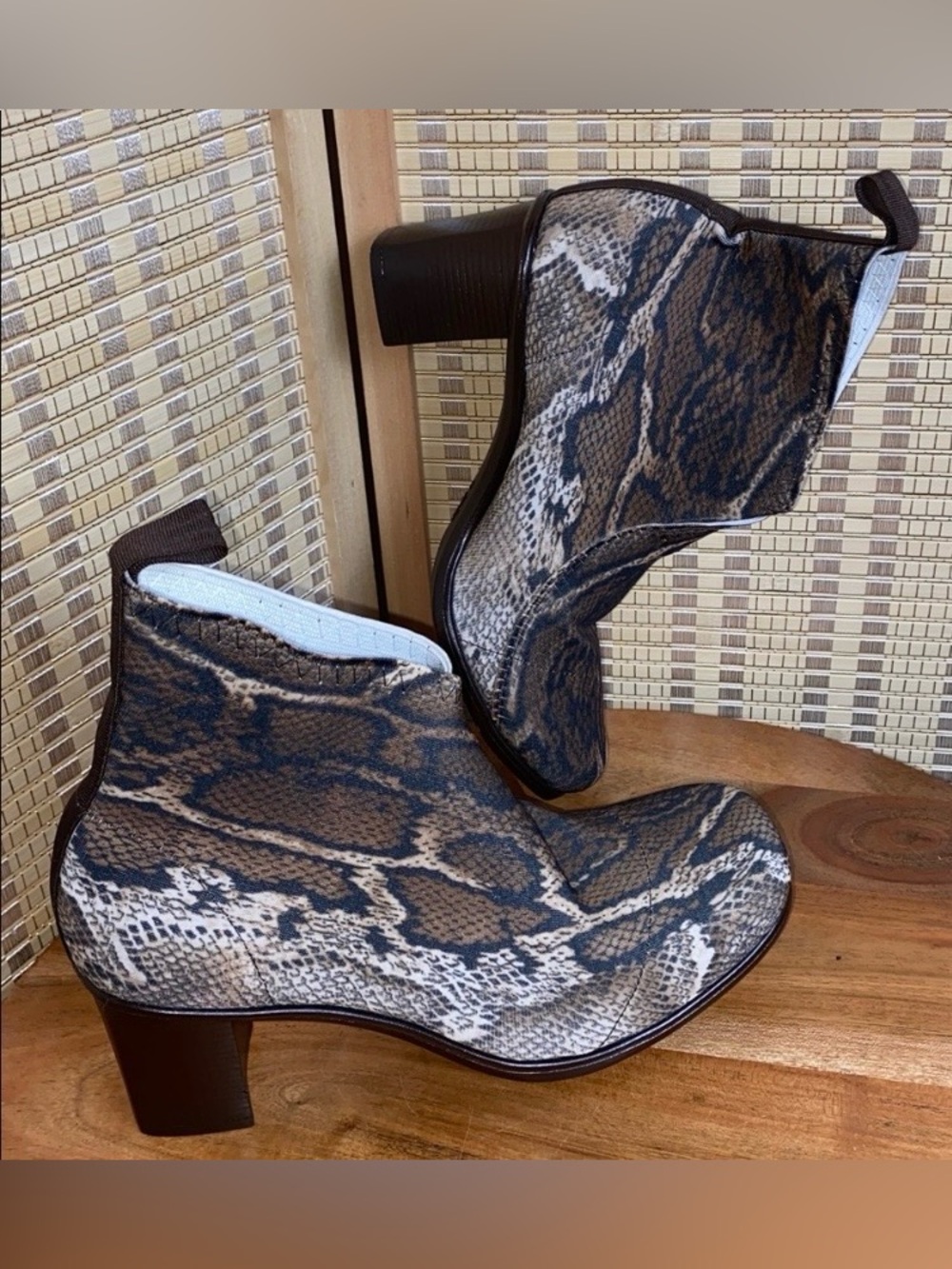 Unbranded Woman’s 9 Barcelona Python Print Boots Edgy Shabby Chic